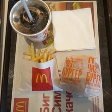 Чизбургер, картофель-фри и напиток от McDonald's