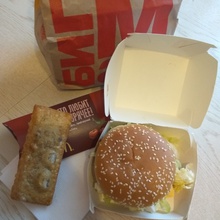 Биг Мак Бекон и вишнёвый пирожок от McDonald's