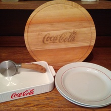 Тарелки,нож для пиццы, разделочная доска и форма для выпечки. от Coca-Cola