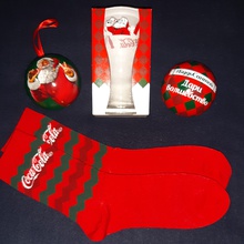 Стакан и новогодний шар с носочками от Coca-Cola