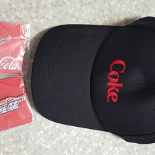 Кепка черная и значки от Coca-Cola