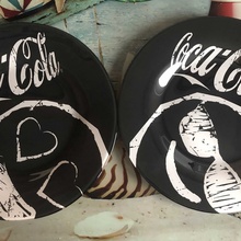 Черные тарелки от Колы от Coca-Cola