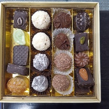 Коробка конфет ручной работы от А. Коркунов и Едадил: «Коркунов® Превратите поздравление в шедевр»
