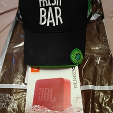 Колонка и бейсболка от Fresh Bar