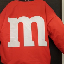 Брендированная куртка от M&M от Акция M&M's и Skittles: «Переключись на Новый год вместе с M&M’s®!»