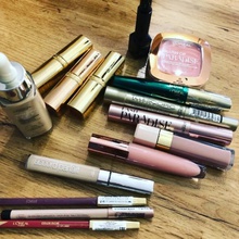 Годовой запас декоративной косметики  за видеоролик. от Лореаль