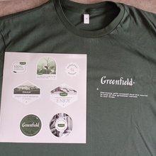 Зеленая футболка со стикерами от Greenfield
